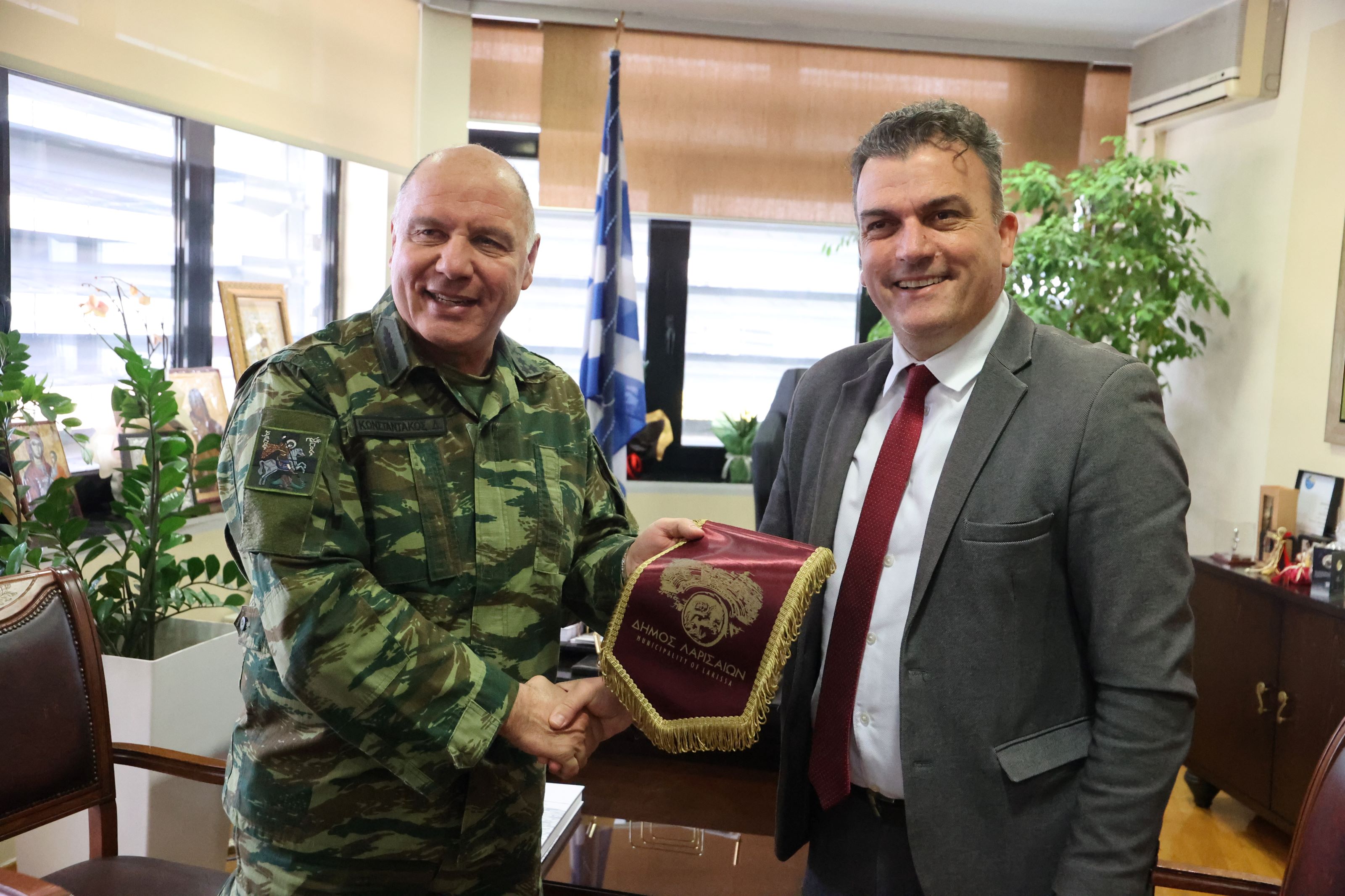 Με τον Διοικητή 1ης Στρατιάς και τον Διοικητή της Πυροσβεστικής Υπηρεσίας Θεσσαλίας συναντήθηκε ο Δήμαρχος Λαρισαίων